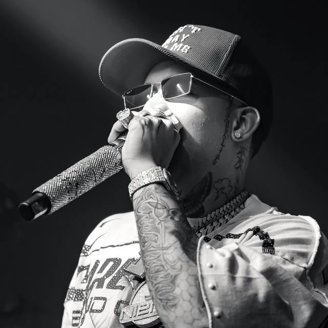 Un artista cantando en Mamajuana, en blanco y negro.