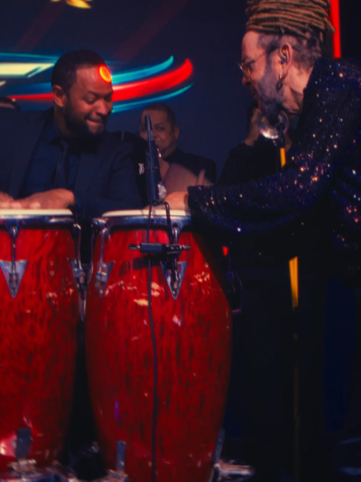 Congas en vivo junto a Toño Rosario, con el logo dorado detrás.