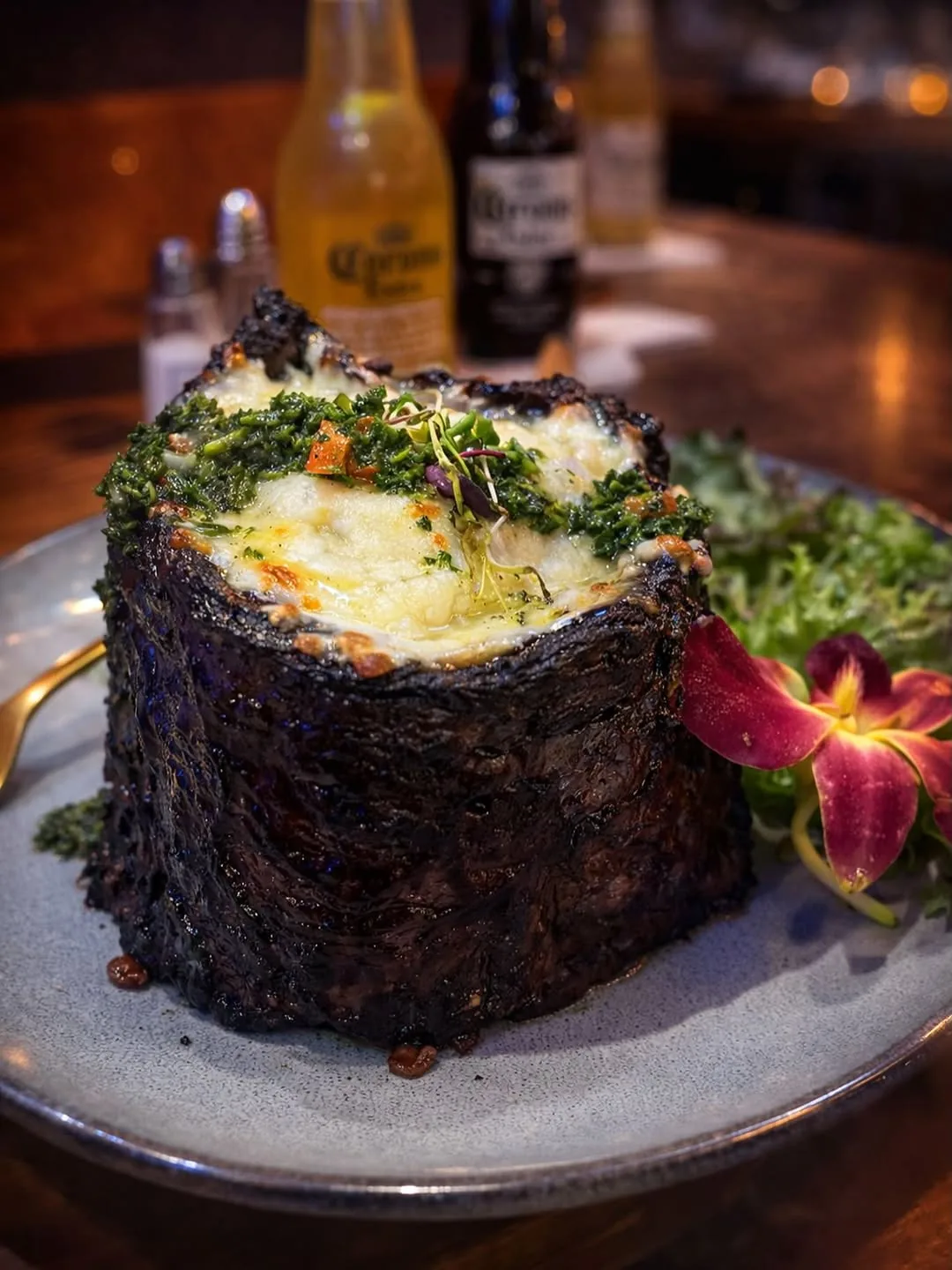 Costilla corta a la parrilla con puré y chimichurri.