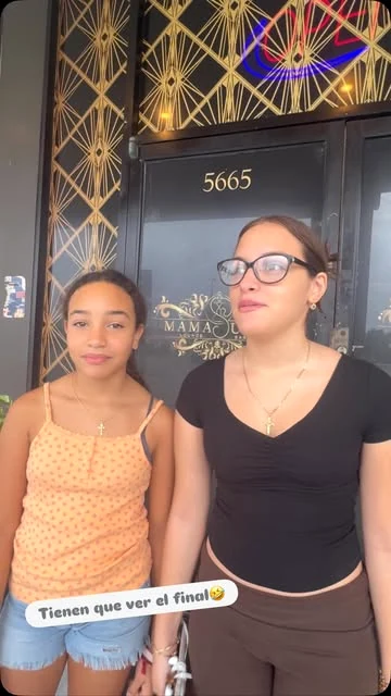 Entrada de Mamajuana en South Orange Avenue, con paneles dorados art déco.