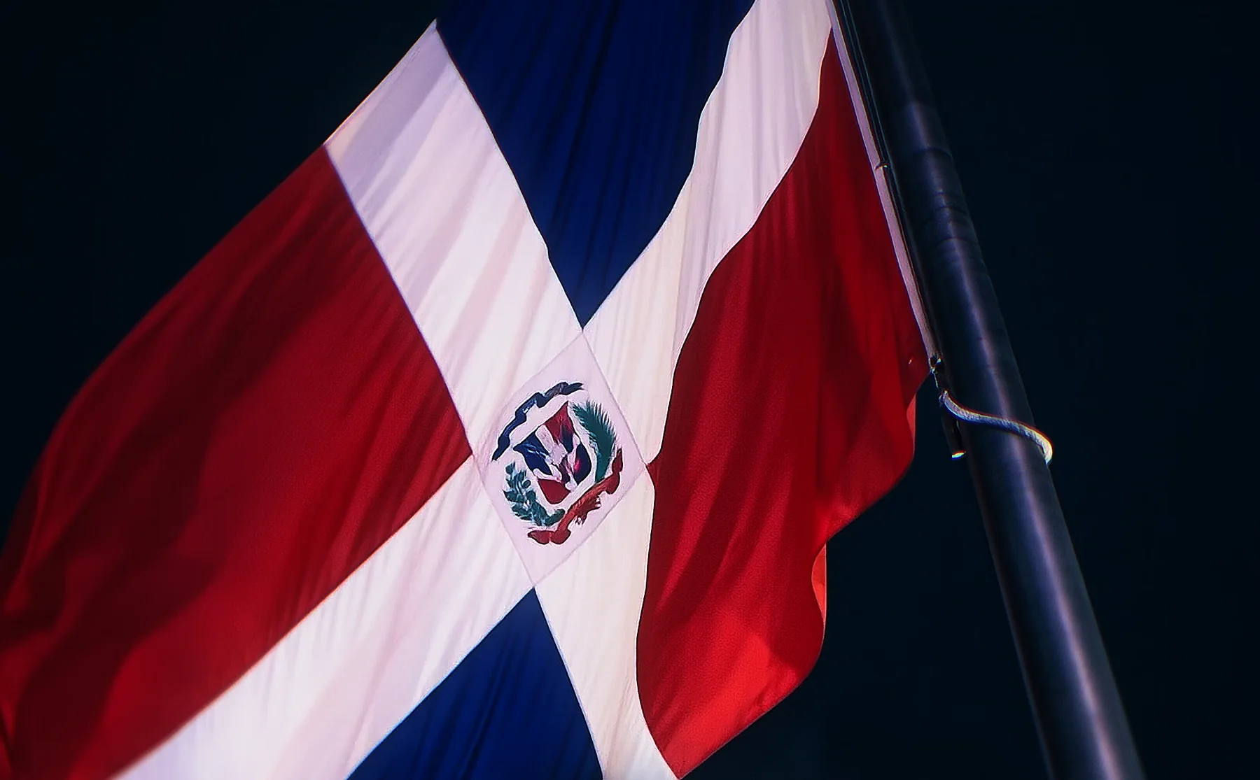 La bandera dominicana ondeando en la tarima.